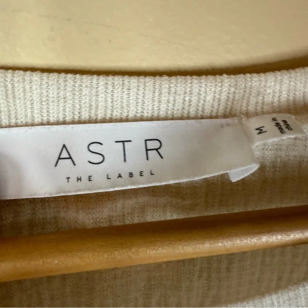 ASTR‎ The Label Cream Puff Sleeve Size Medium Top Short Sleeve Flattering Office